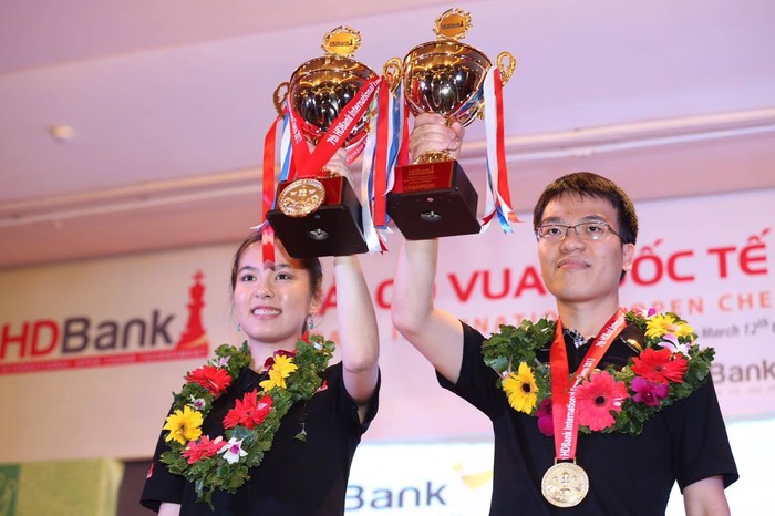 Kỳ thủ Lê Quang Liêm - Vô địch bảng Nam và và Dinara (Kazakhstan) – Vô địch nữ tại giải Cờ vua quốc tế HDBank 2017.