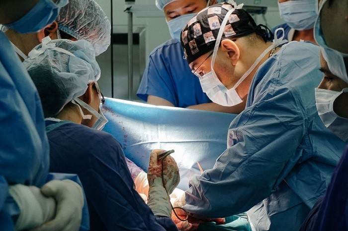 Giáo sư, Tiến sĩ Trần Thiết Sơn và Giáo sư Tahsin Oguz Acarturk tham gia ca phẫu thuật bằng kỹ thuật hiện đại nhất hiện nay.