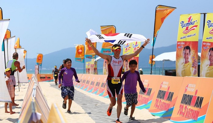 Vận động viên Hàn Quốc hoàn thành chặng thi bơi trong cuộc thi Ironman 70.3 năm 2016.