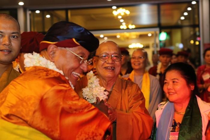 Hòa thượng Thích Thiện Tánh - Phó Chủ tịch Hội đồng Trị sự Giáo hội Phật giáo Việt Nam chào đón Đức Gyalwang Drukpa.