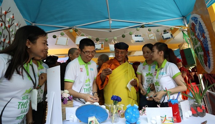 Đức Gyalwang Drukpa khuyến khích các bạn trẻ cùng chung tay bảo vệ môi trường.