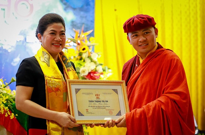 Đức Gyalwa Drukpa Thuksey Rinpoche trao bằng khen cho Bà Đỗ Thị Kim Liên - Lãnh sự Danh dự nước Cộng hòa Nam Phi tại TP.Hồ CHí Minh - đơn vị song hành cùng Câu lạc bộ tuổi trẻ Thăng Long trong các thiện hạnh nhà sạch đón tết, Ngày chủ nhật xanh.