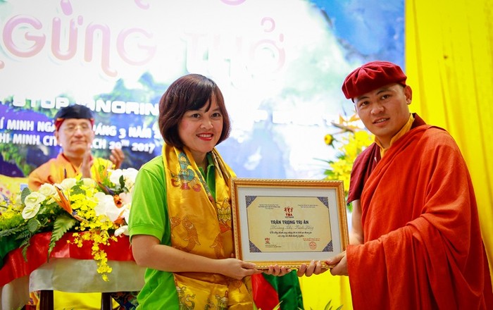 Đức Gyalwa Drukpa Thuksey Rinpoche trao bằng khen cho Bà Hoàng Minh Hồng - Giám đốc Tổ chức Change đã cùng YDA khởi xướng chiến dịch &quot;Sống giản đơn&quot;.