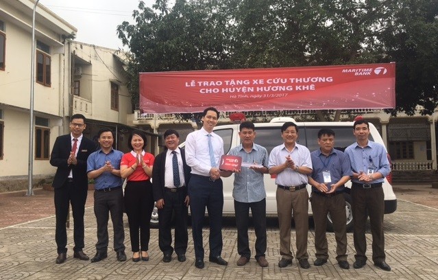 Maritime Bank tặng xe cứu thương cho huyện Hương Khê.