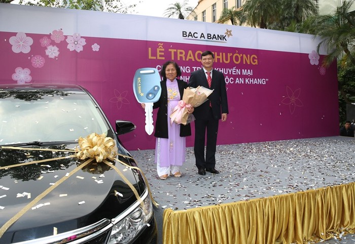 ông Nguyễn Việt Hanh - Phó Tổng Giám đốc Ngân hàng TMCP Bắc Á trao thưởng ô tô Camry 2.0E cho khách hàng.