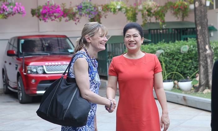Bà Đỗ Thị Kim Liên trao đổi với bà Kate Winter – Giám Đốc Khu vực Đông Nam Á, của ABE.