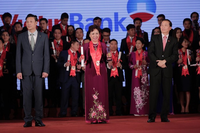 Phó Tổng Giám đốc VietinBank - bà Bùi Như Ý nhận chứng nhận Thương hiệu mạnh và cúp của Ban Tổ chức . Ảnh: Thanh Ngân.