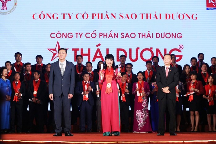 Dược sĩ Bùi Thị Song Sơn – Giám đốc chất lượng công ty cổ phần Sao Thái Dương vinh dự nhận giải Top 5 –Thương hiệu mạnh 2016