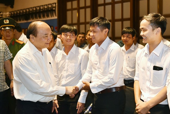 Thủ tướng trò chuyện với nhân viên Sun Group. ảnh: vgp.