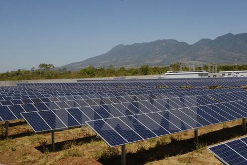 Phát triển năng lượng mặt trời vô cùng cần thiết cho tương lai của đất nước. ảnh: TTXVN.