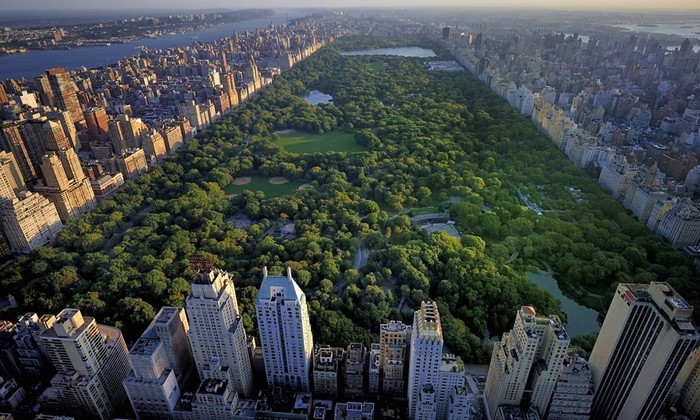 Công viên Trung tâm tại Manhattan, New York, Mỹ có quy mô 500 ha, được thiết kế với hệ thống cảnh quan cây xanh cùng nhiều hồ nước xanh mát.
