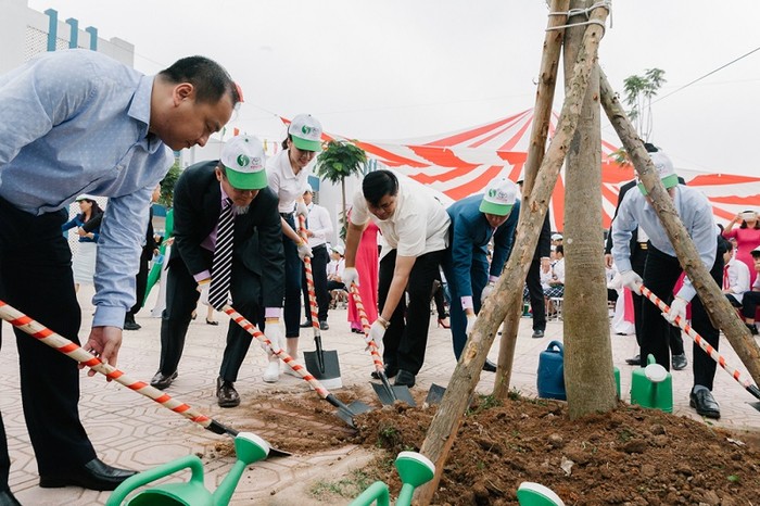 Hoa hậu Biển Thùy Trang tham gia trồng cây cùng Tổng Giám đốc TMV.
