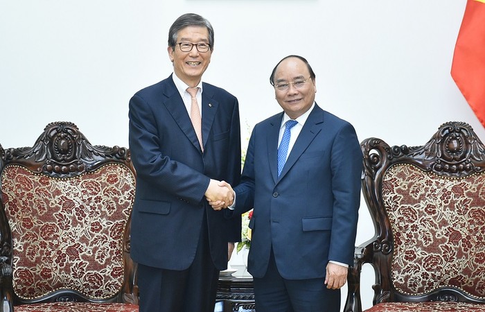 Thủ tướng Nguyễn Xuân Phúc tiếp ông Lee Dong-geol, Chủ tịch kiêm Tổng Giám đốc điều hành Ngân hàng Phát triển Hàn Quốc (KDB). ảnh: VGP.