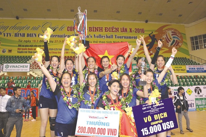 Đội VietinBank giành cúp vô địch tại Giải Bóng chuyền nữ Quốc tế VTV Bình Điền Ảnh: TL