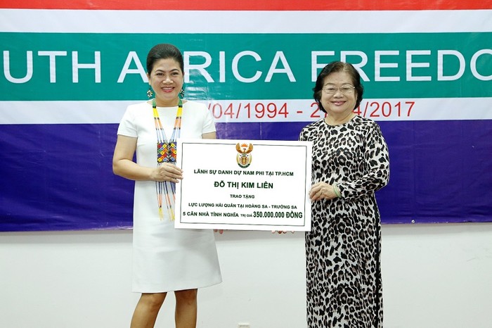 Bà Đỗ Thị Kim Liên (bên trái) - Lãnh sự Nam Phi tại Thành phố Hồ Chí Minh tặng Quân chủng Hải quân 5 căn nhà tình nghĩa.