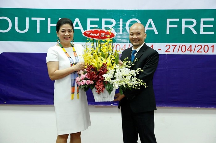 Bà Đỗ Thị Kim Liên tặng hoa tri ân Công ty Cổ phần Bảo hiểm Viễn Đông vì nhiều đóng góp từ thiện cho xã hội thời gian qua.