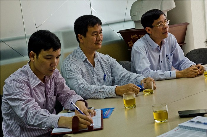 Ông Trần Duy Phương - Trưởng Ban Tuyên giáo Tổng Liên đoàn Lao động Việt Nam (ngồi giữa) và ông Vũ Minh Đức (ngoài cùng bên phải) - Chủ tịch Công đoàn Giáo dục Việt Nam. ảnh: H.Lực.