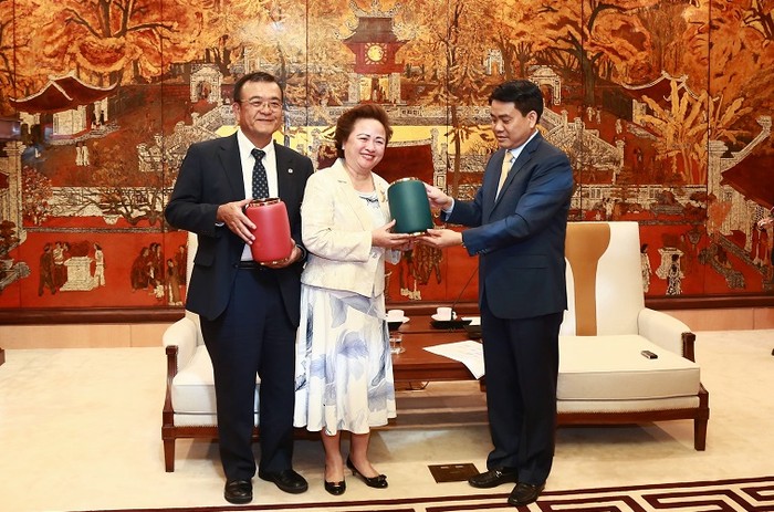 Chủ tịch Ủy ban Nhân dân Thành phố Hà Nội - ông Nguyễn Đức Chung trao quà lưu niệm cho lãnh đạo Tập đoàn BRG và Sumitomo.