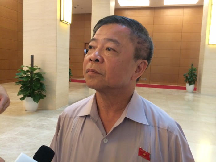 Trả lời báo chí bên lề kỳ họp Quốc hội vào sáng 25/7/2016, ông Võ Kim Cự nói rằng cấp phép 70 năm cho dự án là đúng quy định pháp luật, còn gây ra ô nhiễm môi trường là do phía Formosa. ảnh: Tiền phong.