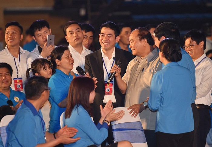Thủ tướng Nguyễn Xuân Phúc chia sẻ với những khó khăn trong cuộc sống của các nữ công nhân. ảnh: VGP.