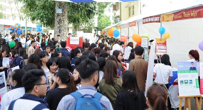 Hàng nghìn sinh viên tham gia hoạt động tuyển dụng trực tiếp ngoài trời. ảnh: Dương Triều.