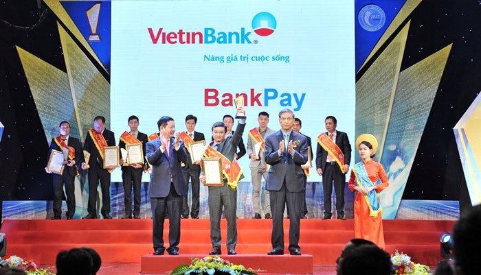 Ông Nguyễn Hoàng Nguyên - Phó Giám đốc Trung tâm Công nghệ thông tin VietinBank nhận danh hiệu Sao Khuê cho sản phẩm BankPay Ảnh: Khanh Vy.