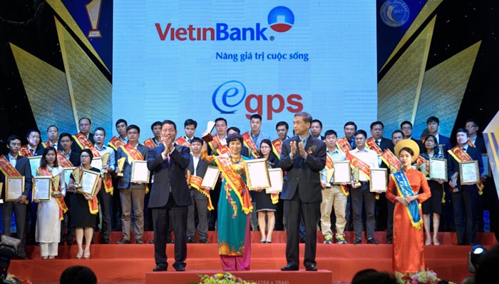 Bà Đồng Thị Quỳnh Lê - Giám đốc Trung tâm Thanh toán VietinBank nhận danh hiệu Sao Khuê cho Giải pháp thanh toán dịch vụ công trực tuyến Ảnh: Khanh Vy