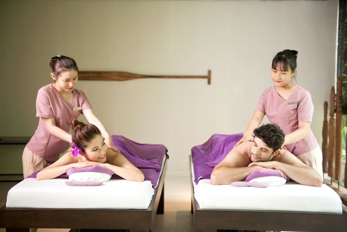 Quý khách sử dụng dịch vụ spa của Pure Spa sẽ được trải nghiệm từ phương pháp massage truyền thống của Naman cho đến shiatsu (phương pháp trị liệu bằng cách xoa bóp của người Nhật).