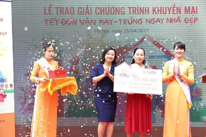 Bà Đinh Thị Thoang - khách hàng của Chi nhánh SHB Đà Nẵng trúng thưởng căn hộ cao cấp gần 3 tỷ đồng do SHB trao tặng. ảnh: shb.