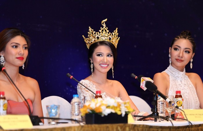 Các hoa hậu chia sẻ trong buổi họp báo vừa diễn ra ở Hà Nội cuối tháng 4/2017.