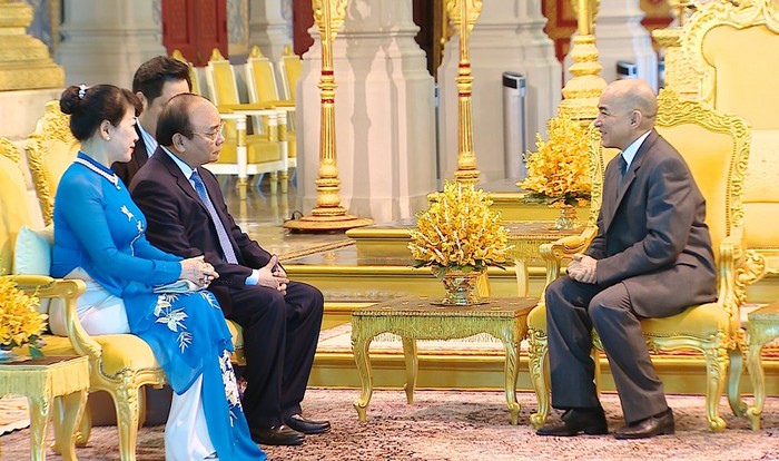 Thủ tướng Chính phủ Nguyễn Xuân Phúc và Quốc vương Campuchia Norodom Sihamoni. Ảnh: VGP