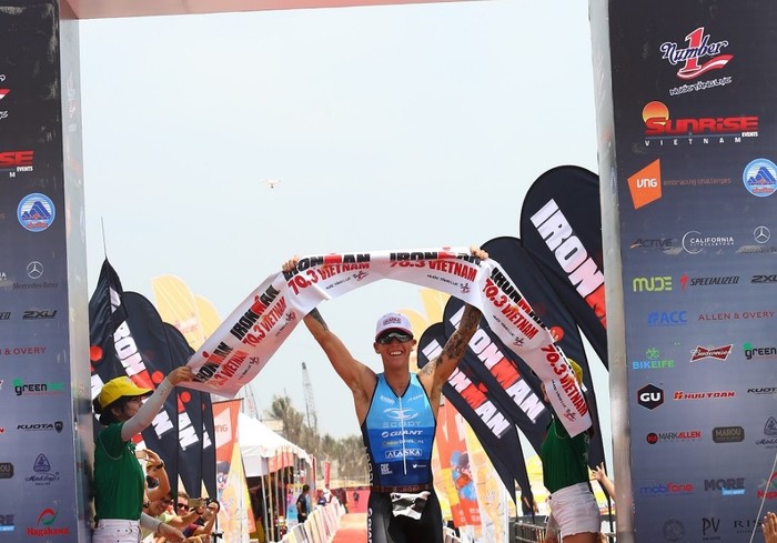 Tân vô địch Ironman 70.3 Việt Nam năm 2017 là nam vận động viên Tim van Berkel người Australia.