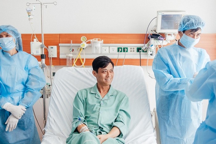 Giáo sư Bùi Đức Phú cùng ekip phẫu thuật thăm khám cho bệnh nhân ghép gan Mai Văn Tuân.