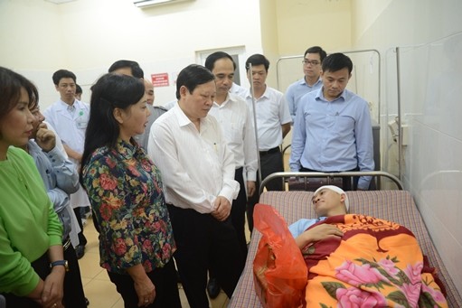 Bộ trưởng Nguyễn Thị Kim Tiến, Thứ trưởng Nguyễn Viết Tiến thăm hỏi động viện bác sĩ Lê Quang Dương.