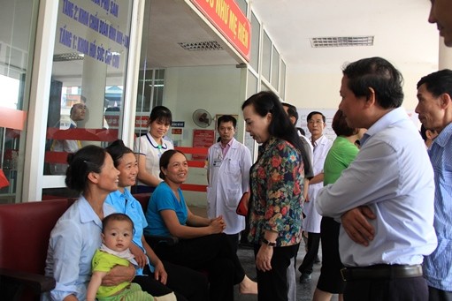 Bộ trưởng Nguyễn Thị Kim Tiến cùng đoàn công tác thăm hỏi động viên đến khám và điều trị tại bệnh viện.