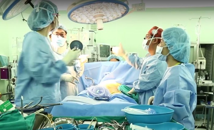 Ekip các chuyên gia, bác sỹ Hàn Quốc và Vinmec tiến hành ca ghép gan từ người cho sống đầu tiên trong vòng 13 giờ.