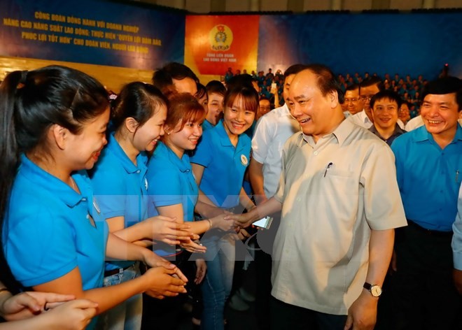 Thủ tướng Nguyễn Xuân Phúc cũng luôn quan tâm tới đời sống của công nhân, trực tiếp đối thoại và chia sẻ khó khăn với đời sống của công nhân. ảnh: TTXVN.
