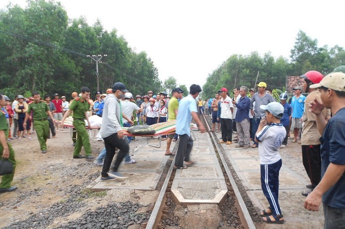 Tai nạn đường sắt nghiêm trọng tại huyện Tuy Phước tỉnh Bình Định làm 4 người chết, 2 người bị thương. ảnh: VOV.