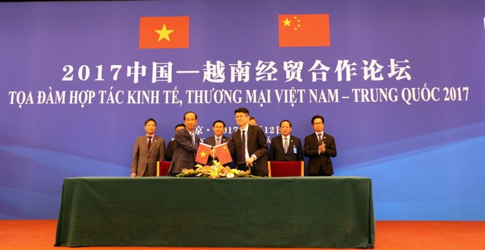 Ông Mai Hoài Anh – Giám đốc điều hành Kinh doanh Viamilk ký kết bản ghi nhớ hợp tác với đối tác Trung Quốc dưới sự chứng kiến của Lãnh đạo chính phủ và Bộ ngành hai nước.