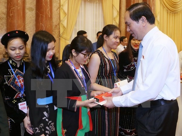 Chủ tịch nước Trần Đại Quang tặng quà cho các em học sinh, sinh viên tiêu biểu tại tỉnh Tuyên Quang năm 2016. ảnh: TTXVN.