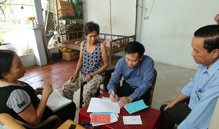 Cán bộ Bảo hiểm Xã hội tỉnh Vĩnh Long đến các hộ gia đình để thu thập và hướng dẫn người dân kê khai thông tin cơ sở dữ liệu tham gia Bảo hiểm Y tế. ảnh: HP.