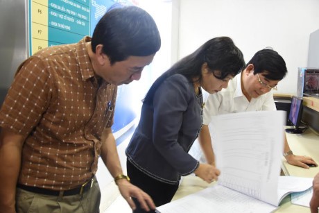 Bộ trưởng Nguyễn Thị Kim Tiến trực tiếp kiểm tra sổ sách tại phòng khám đa khoa Nguyễn Trãi, phát hiện nhiều điểm bất thường. ảnh: Sức khỏe Đời sống.
