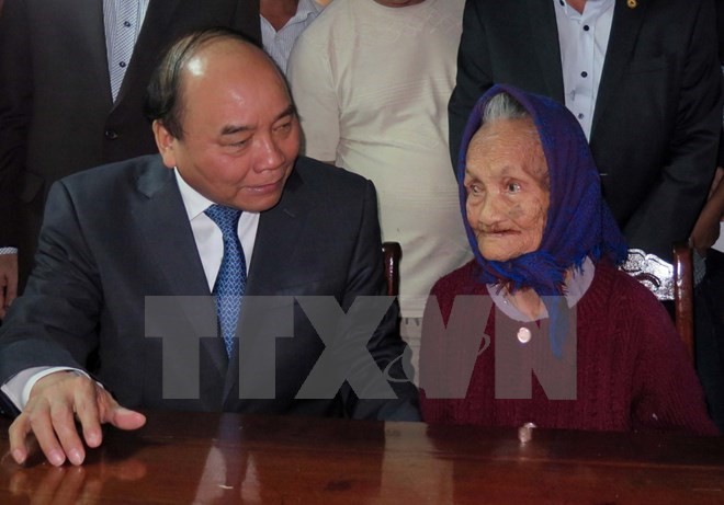 Thủ tướng Nguyễn Xuân Phúc thăm hỏi và tặng quà mẹ Nguyễn Thị Hân trong chuyến công tác ở Quảng Nam, tháng 1/2017. (Ảnh: Nguyễn Sơn/TTXVN).