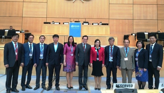 Bộ trưởng Nguyễn Thị Kim Tiến (áo đỏ) dẫn đầu đoàn đại biểu của Việt Nam tham dự kỳ họp lần thứ 70 Đại hội đồng Y tế thế giới. ảnh: Báo Nhân dân.
