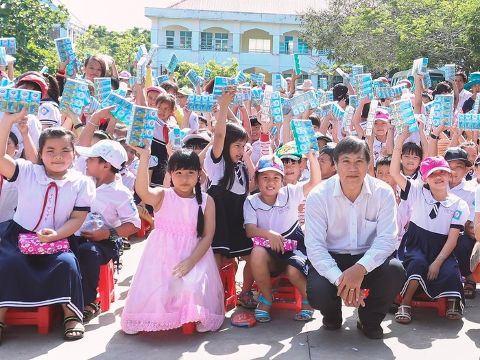 Niềm vui khi được nhận sữa của các em học sinh Trường tiểu học Bình Khánh.