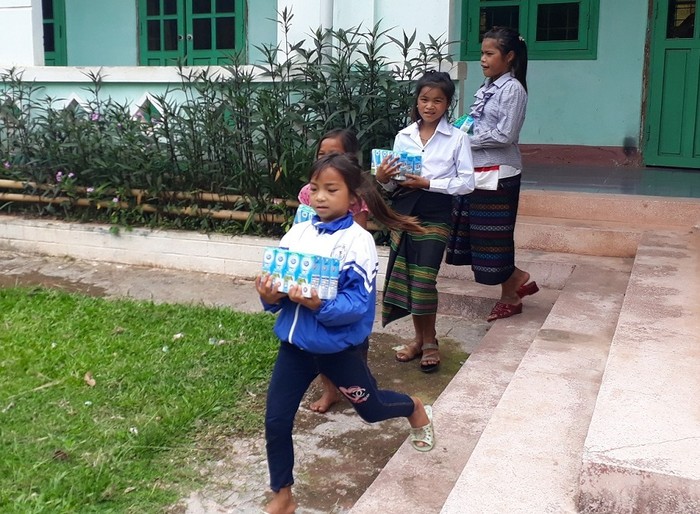 Học sinh trường Thượng Trạch (Quảng Bình) nhận sữa.