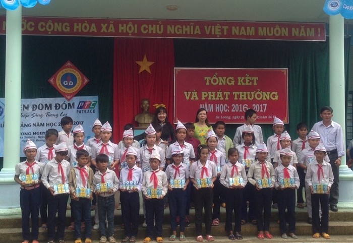 Phát sữa cho các em học sinh trường Nguyễn Văn Trỗi (Kon Tum).