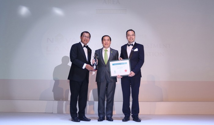 Ông Lê Hồng Phúc – Phó Tổng Giám đốc phụ trách khối nguồn nhân lực Tập đoàn Novaland nhận giải tại Lễ trao giải Asia Responsible Entrepreneurship Awards (AREA).