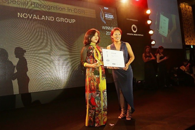 Đại diện Tập đoàn Novaland vinh dự nhận giải trong Lễ trao giải thưởng Bất động sản Việt Nam 2017 (Vietnam Property Awards 2017) vào ngày 2/6 vừa qua.