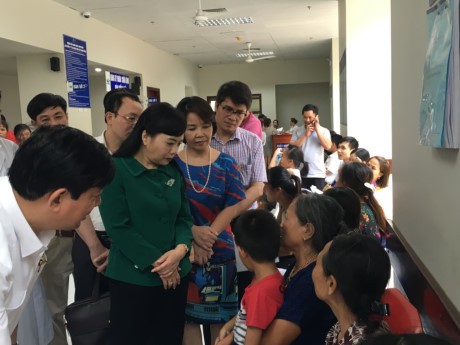 Bộ trưởng Nguyễn Thị Kim Tiến trực tiếp hỏi người nhà bệnh nhân về thái độ làm việc, thái độ phục vụ của bệnh viện. ảnh: Công an nhân dân.